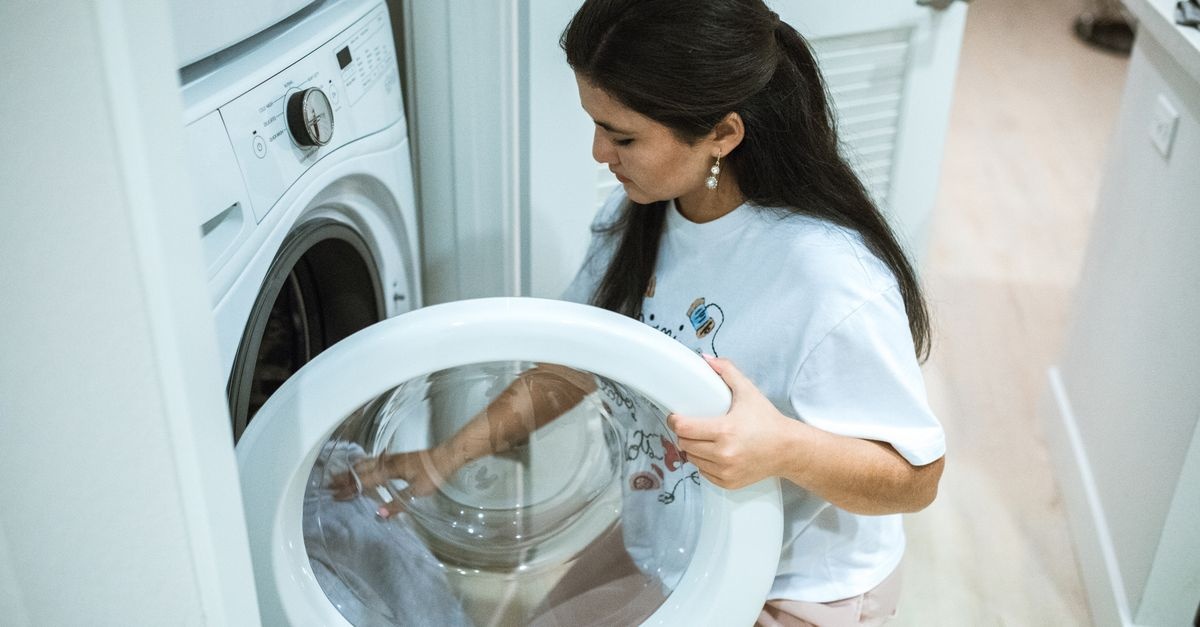 Çamaşır Makinesi Neden Zıplar? Sarsıntıyı Durduran Pratik Adımlar ve Usta İpuçları